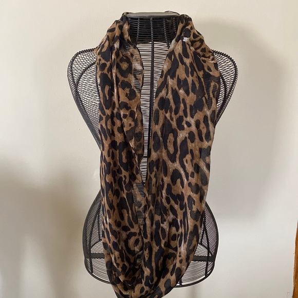 Cheetah scarf - Picture 2 of 2